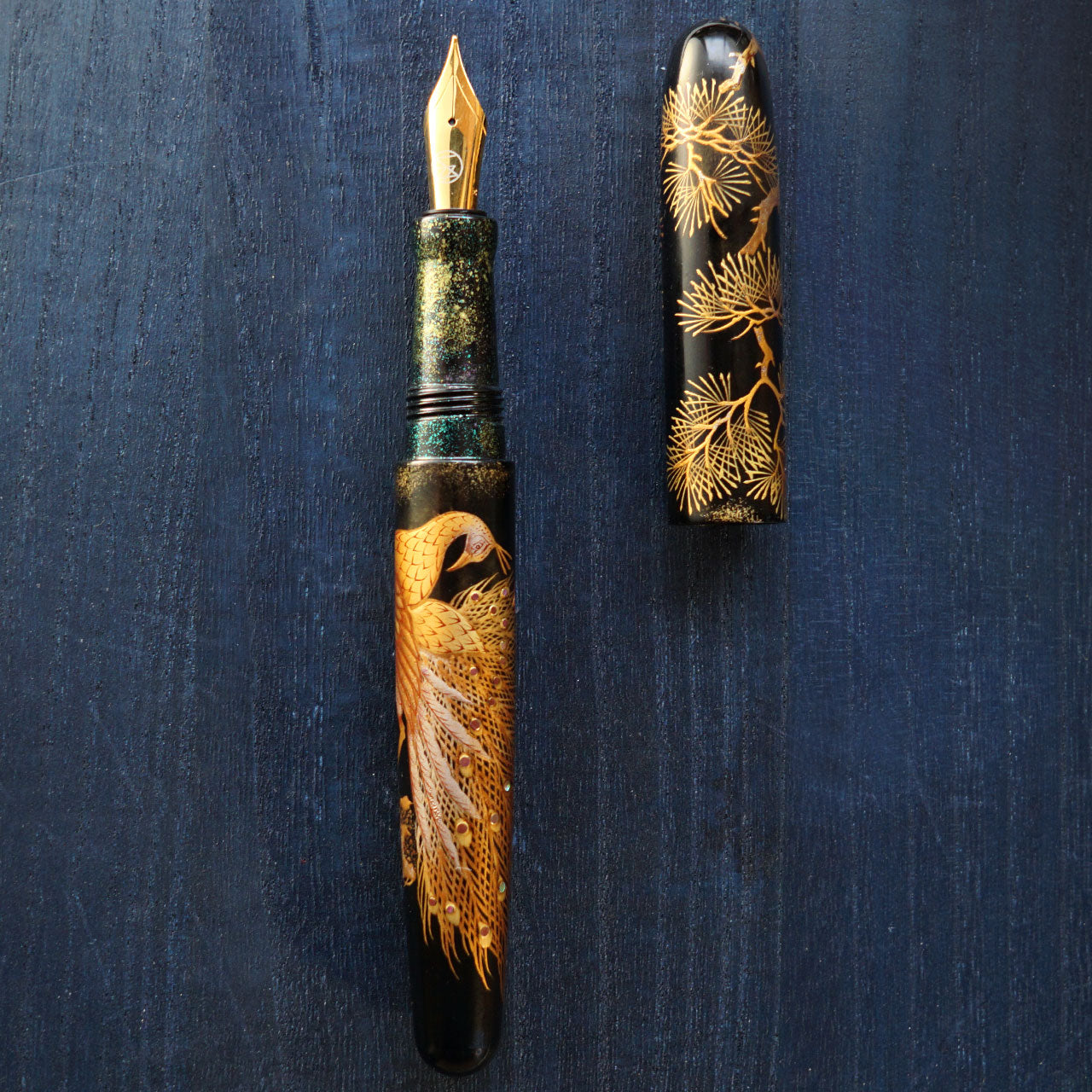 seY 蒔絵 Maki-e fountain pen / A peacock spreads its feathers proudly under a pine tree(M18)