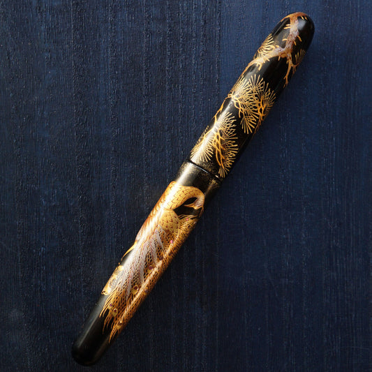 seY   蒔絵  makie fountain pen  /  A peacock spreading its feathers beneath a pine tree（M18）